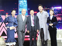 新望董事長(zhǎng)羅永輝與著名歌星劉尊老師、汪正正老師、郭津彤老師、主持人雅琪在北京電視臺(tái)錄制節(jié)目現(xiàn)場(chǎng)親切合影